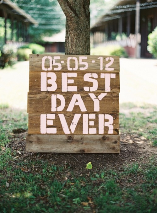 a wood plaque sign of reclaimed wood is a lovely idea for a rustic, laid-back or shabby chic wedding, it looks nice and cool