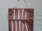 a wood plaque calligraphy sign is a cool idea for a rustic wedding, it looks very chic and very nice