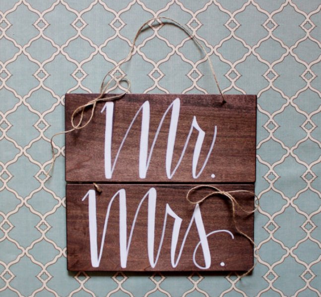 a wood plaque calligraphy sign is a cool idea for a rustic wedding, it looks very chic and very nice