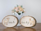 wood slice mini signs with calligraphy and little wooden deer are amazing to style a woodland wedding
