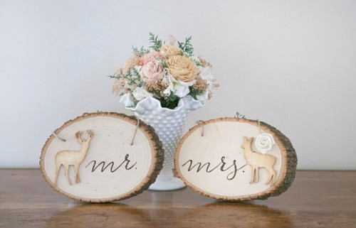 wood slice mini signs with calligraphy and little wooden deer are amazing to style a woodland wedding