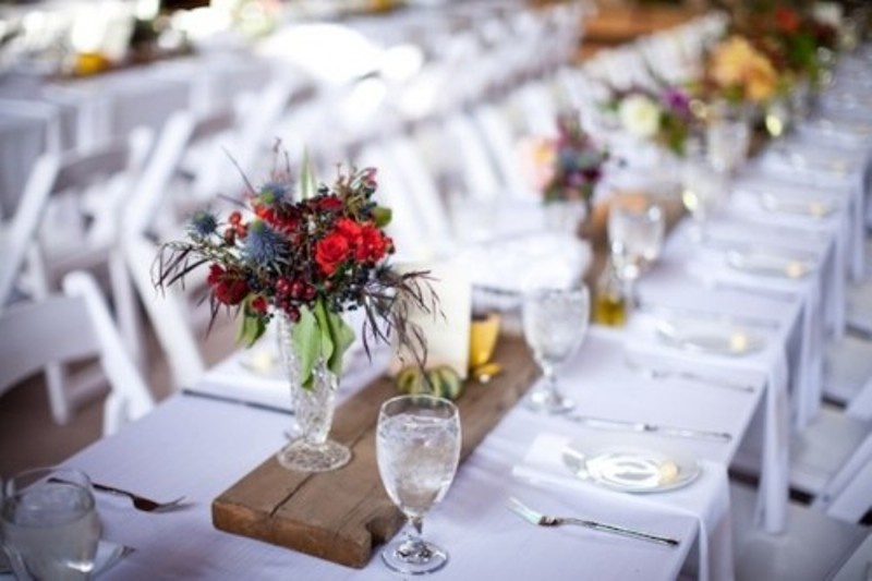 wooden plaques to hold wedding centerpieces and candles will give a rustic feel to your wedding tablescape