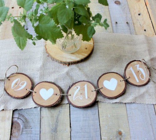 a wood slice garland with a wedding date and hearts is a lovely rustic decoration for your wedding, DIY some yourself