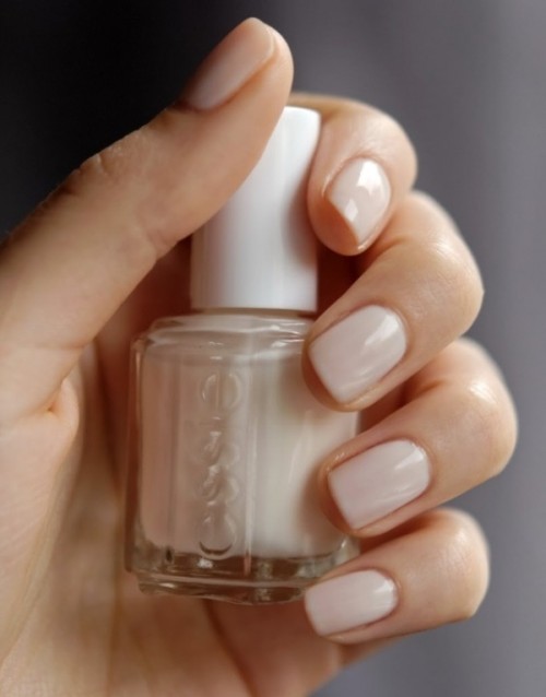 a classic wedding manicure in light creamy shade is a lovely idea for a chic and refined bridal look with a touch of classics