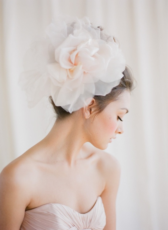 An oversized neutral fabric bow is a creative alternative to a usual bridal veil, and it will add a romantic touch to the look