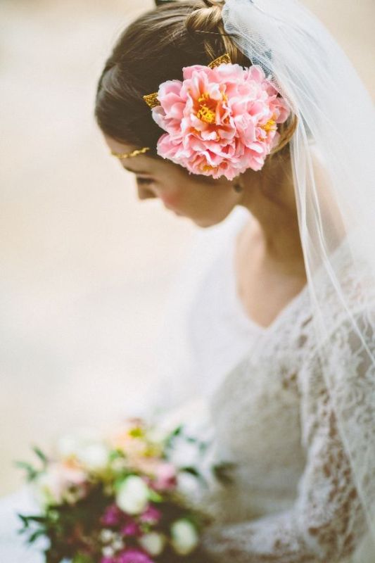 A pink and godl glitter flower headpiece plus a veil are a great and chic combo for a modern bride, it will add a delicate touch of color and interest