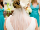white fabric blooms and a long veil are a great combo for a vintage-inspired bridal look, it’s elegant and cool