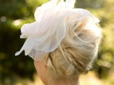 a statement white fabric flower headpiece is a lovely vintage idea, it’s a stylish and elegant accessory for a vintage look