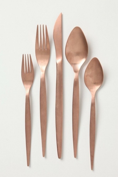 rose gold cutlery is a lovely and romantic idea for a modern romantic wedding tablescape