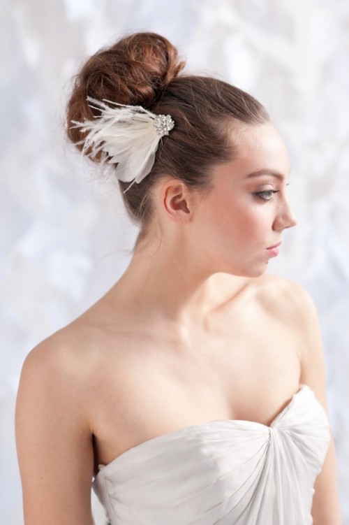 a feather and vintage brooch wedding hairpiece is a chic and glam idea for a vintage bride with a touch of glam