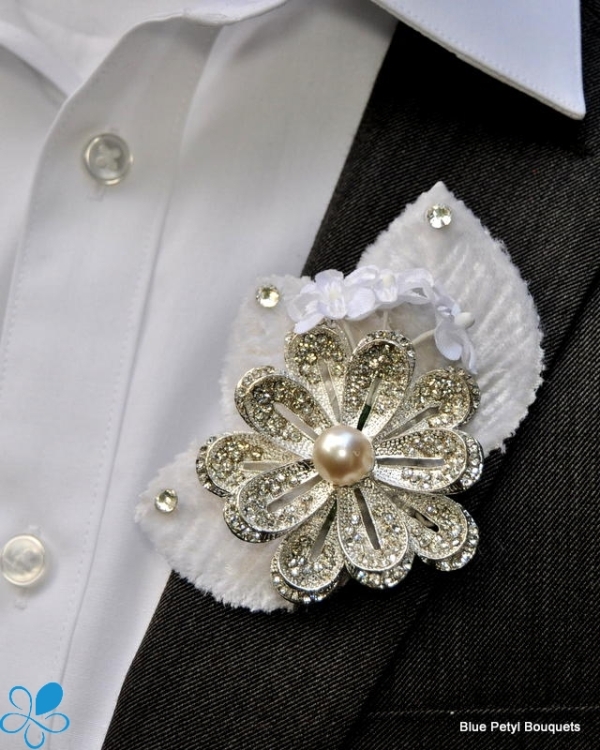 A vintage brooch wedding boutonniere is an amazing idea with rhinestones that a groom or groomsman can rock