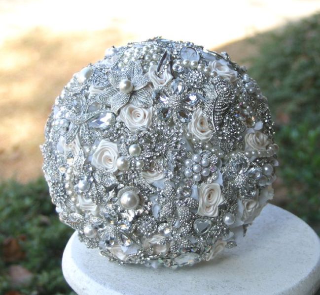 a vintage brooch wedding bouquet is a lovely idea for a vintage bride, it looks very chic and pretty and you can make it yourself