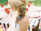 a refined woven side braid with some nautical ribbons inside is a rgeat idea for a beach or a nautical wedding, it’s a bold solution to rock