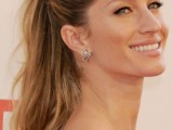 a messy and dimensional high ponytail with waves is a very cool idea for a modern and relaxed beach bride and it’s very comfy and easy to make yourself