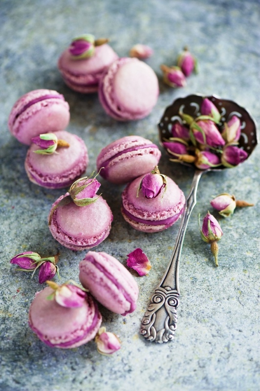 Radiant orchid macarons and blooms are amazing for your wedding dessert table