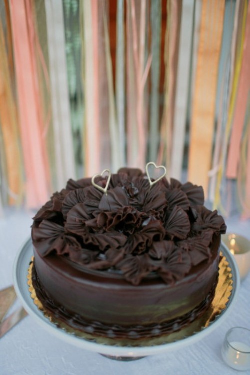 a one-tier chocolate wedding cake topped with chocolate ruffles and little hearts is a fantastic idea for a modern wedding