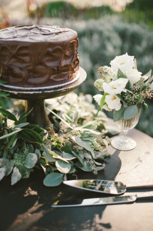 a one tier chocolate buttercream wedding cake is a timeless idea for a modern wedding, it can be applied to any wedding style