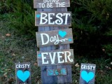 rustic signage done with white and turquoise paints is a cool idea for a country chic celebration