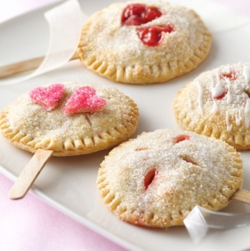 delicious berry pies on sticks are amazing as wedding favors, they can be served as just sweets, too