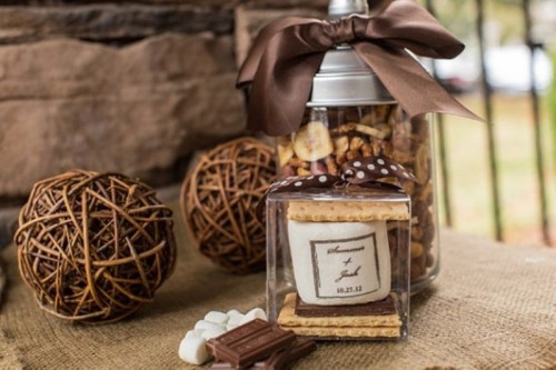 mini smores packs are ideal wedding favors for the fall, winter and Christmas, everyone will be happy to get them