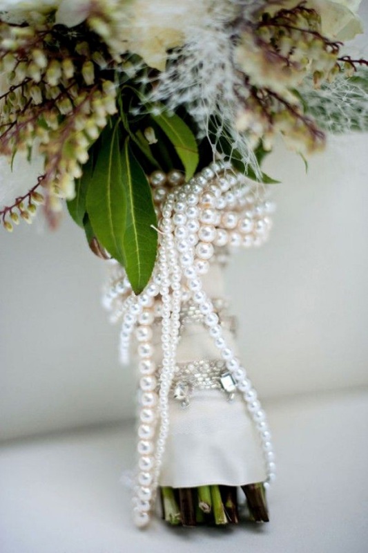 A neutral bouquet wrap with rhinestones and strands of pearls is a cool and chic idea to look refined