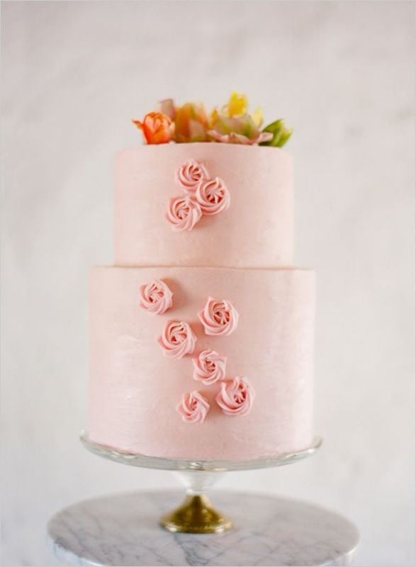 A light pink wedding cake with pink meringues, bright blooms on top is a very cool idea for any bright wedding