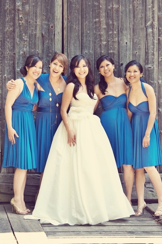 Mismatched knee bright blue bridesmaid dresses are chic and bold and will be a bold solution for many weddings