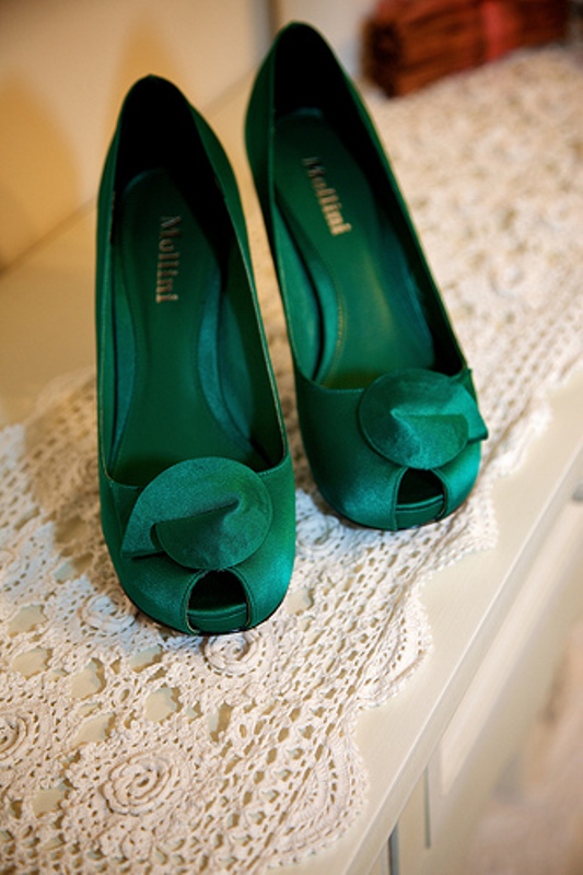 Green fabric shoes with peep toes are nice to complete a winter or Christmas bridal look