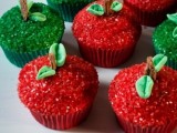 red and green cupcakes covered with glitter and with edible leaves on top are amazing for a winter or Christmas wedding