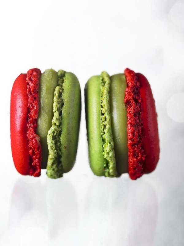 Red and green macarons as winter wedding favors and desserts are a very cool idea and everybody will like them