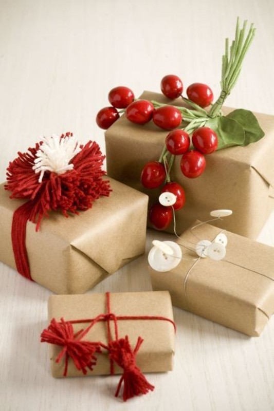 Winter wedding favors in kraft paper, with berries, pompoms and leaves for a winter or Christmas wedding