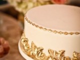 a one tier wedding cake done with refined gold touches is a very chic and elegant idea