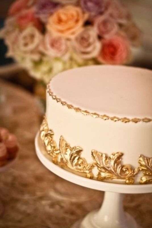 A one tier wedding cake done with refined gold touches is a very chic and elegant idea