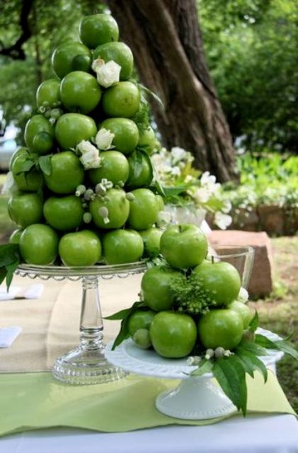 skip wedding cakes and go for glass stands composed of green apples, with white blooms and greenery, this is a very healthy alternative