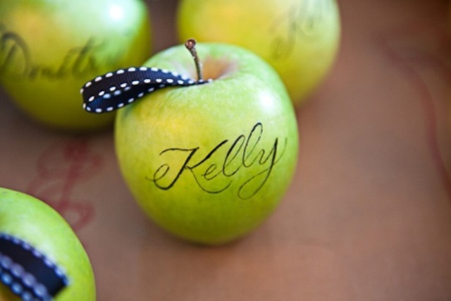 Green apples with calligraphy instead of escort cards and with a loop for comfortable carrying