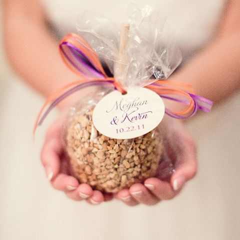 apples covered with caramel and nuts are amazing as wedding favors or wedding desserts, great for a fall wedding