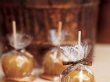 caramelized apples in packs are easy and cool wedding favors for a fall celebration, you can DIY them