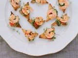 mini toasts with greenery and shrimps are great not only for the fall but also for other seasons if you lvoe seafood