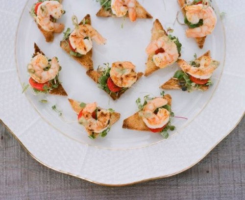 mini toasts with greenery and shrimps are great not only for the fall but also for other seasons if you lvoe seafood