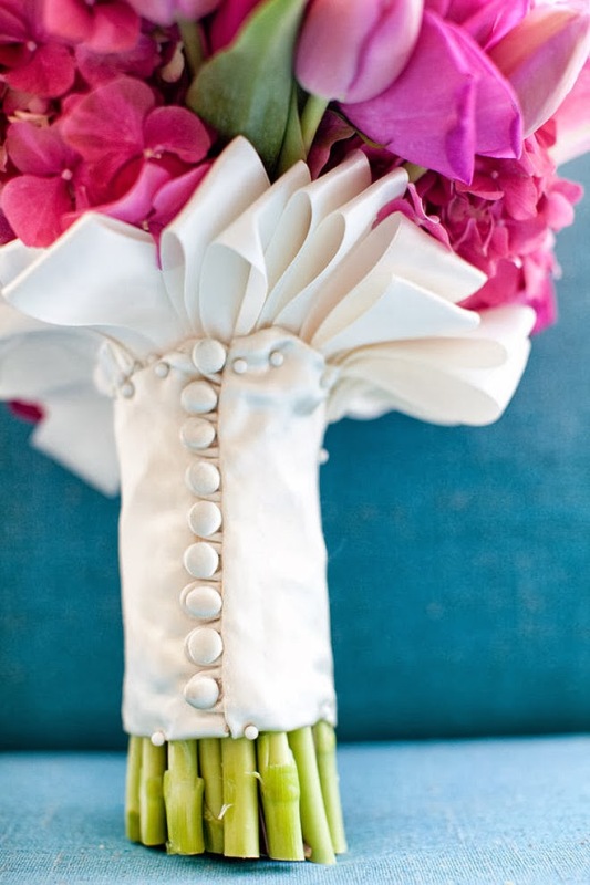 A white bouquet wrap with buttons and with hoops is a chic and refined idea for a chic wedding bouquet