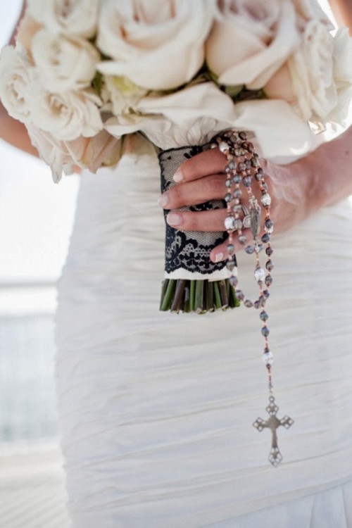 black lace, rosary and a cross for a refined and personalized wedding bouquet