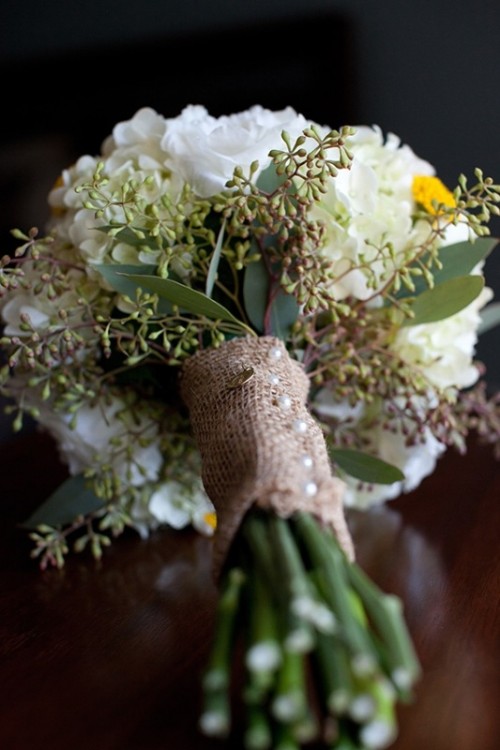 a burlap bouquet wrap with pearly pins is a truly rustic idea for your bouquet