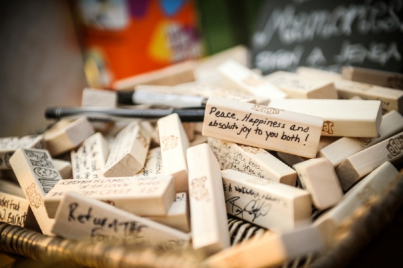 Wooden pieces signed for the couple can be a nice idea for a rustic or woodland wedding