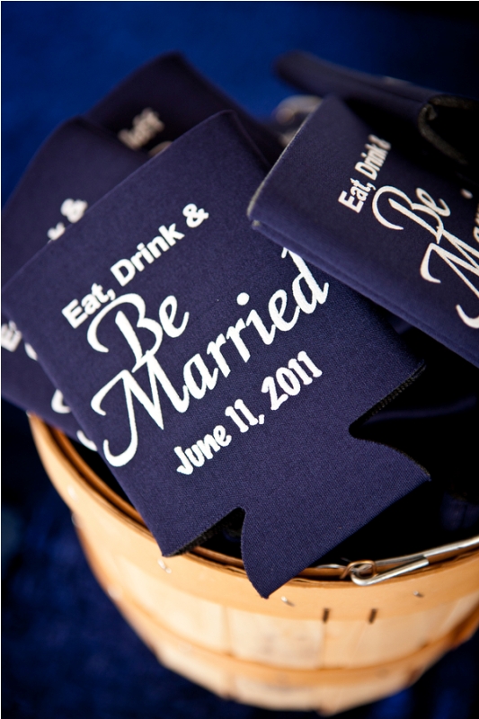simple midnight blue and white cards or holders to highlight your wedding color scheme