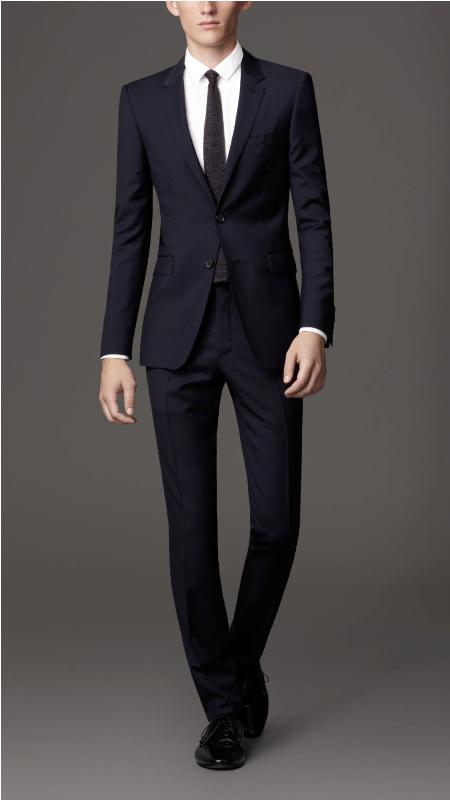 a stylish and elegant midnight blue groom's suit with a black tie is a bold and super chic idea