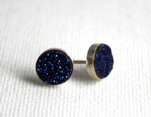 bold druzy midnight blue stud earrings can be worn by brides or bridesmaids to add a touch of color