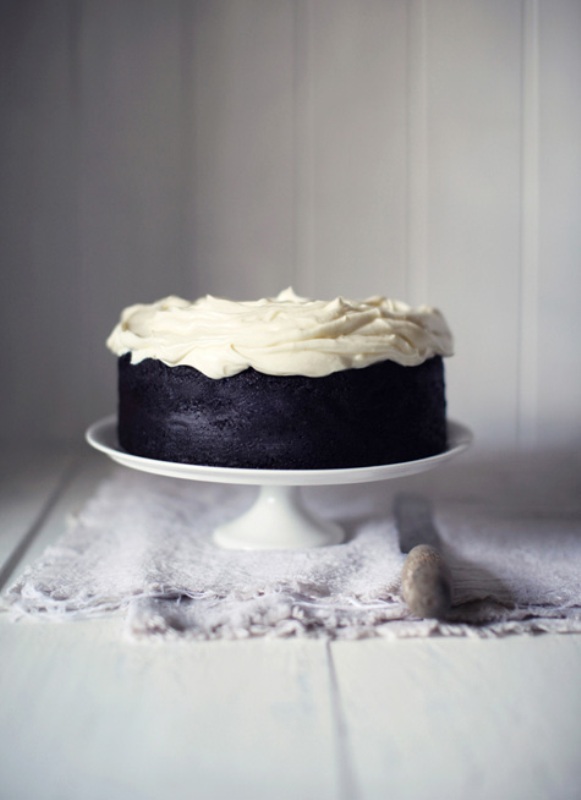 A midnight blue wedding cake with cream on top to highlight your wedding color scheme