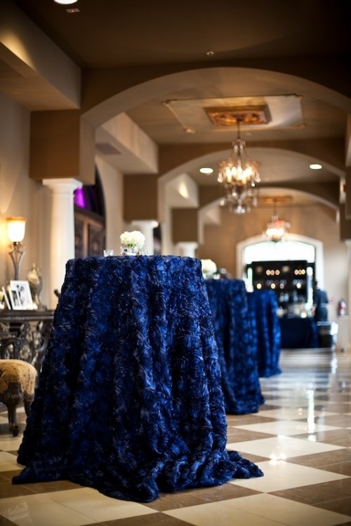 floral midnight blue tablecloths and elegant white blooms are a chic idea for many wedding themes and styles