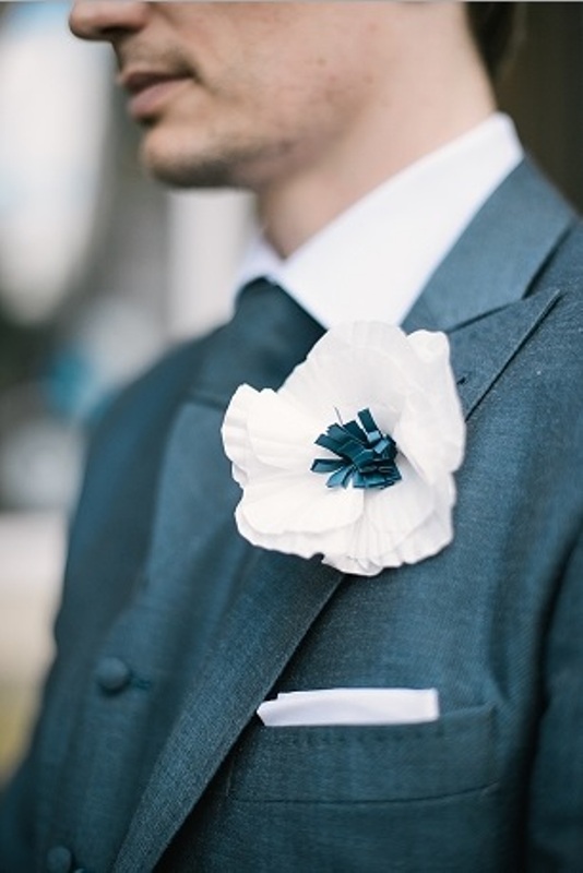 a large white paper anemone boutonniere is a fresh and very eco friendly solution for those who want flowers