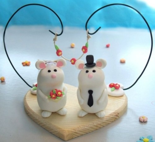 funny and cute mice cake toppers dressed like a marrying couple look very cute, lovely and chic and will make any cake fun
